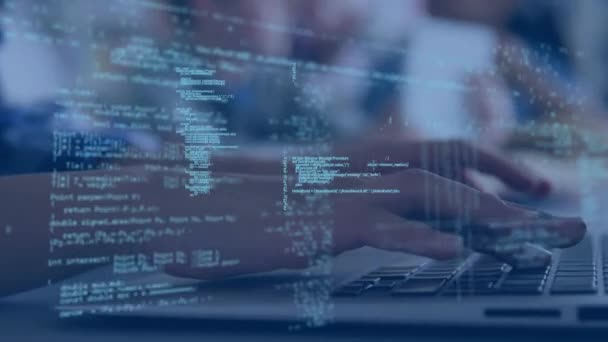 Composite numérique d'une femme utilisant un ordinateur portable dans un bureau tandis que les codes de programme se déplacent à l'écran 