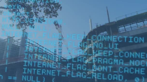Цифрова Анімація Програмних Кодів Рухаються Екрані Фоном Будівництва Будівлі Краном — стокове відео