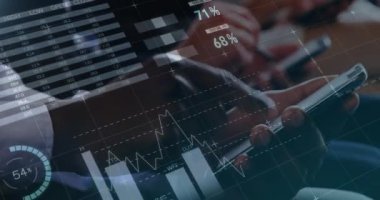 Grafikler ekranda 4k hareket ederken akıllı telefonlar kullanarak farklı insanların dijital kompozit