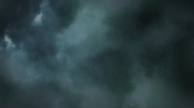 Bulutlar ile gökyüzünde gök gürültüsü dijital olarak oluşturulan animasyon.