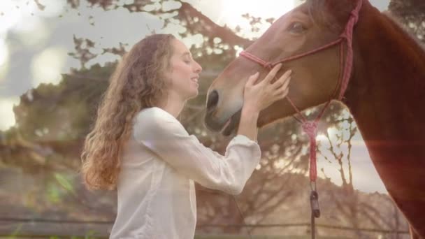 一个白人妇女在农场亲吻棕色马的数字合成 — 图库视频影像