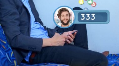 Beyaz bir adam ile bir profil simgesi dijital olarak oluşturulan animasyon ve artan numaraları ise sosyal medya simgeleri yüzer ve arka plan bir akıllı telefon kullanırken oturmuş bir erkek gövde gösterir.