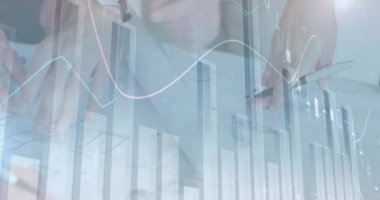 Grafikler ön planda 4k hareket ederken fikirleri tartışan bir ekibin dijital bileşimi