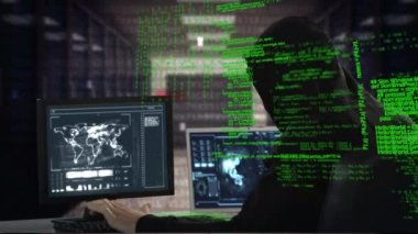 Beyaz erkek hacker ekranhareket program kodları ile bir bilgisayara hack dijital kompozit.