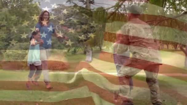 국기가 배경에서 흔들리는 제복을 아버지와 재회하는 가족의 디지털 — 비디오