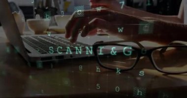 Kahve dükkanında gözlük yanında dizüstü bilgisayarda yazarak ellerin dijital kompozit. Hack eylem ön planda 4k kelimeler aracılığıyla görülebilir