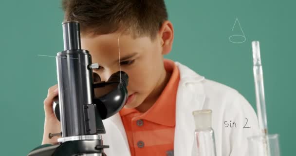 背景4Kで実行されている方程式やグラフを持つ顕微鏡に覗く小さな男の子のデジタルコンポジット — ストック動画