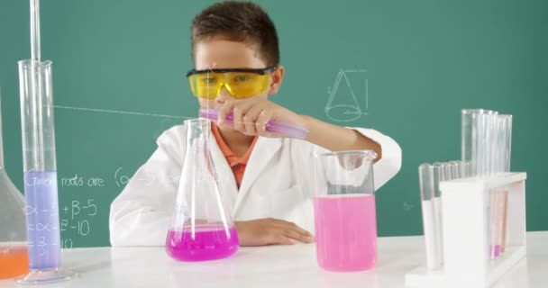 Digital Komposit Pojke Forskare Blanda Kemikalier Med Grafer Och Ekvationer — Stockvideo