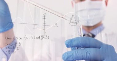 Bir kimyager karıştırma kimyasallar ve grafikler ve istatistikler in dijital kompozit ön planda 4k çalışan
