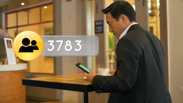 Заднього Виду Азіатського Бізнесмена Сидять Ресторані Текстові Повідомлення Своєму Телефоні — стокове відео