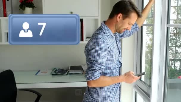 Widok Boku Człowieka Spoczywający Ramie Okna Podczas Tekstylny Jego Telefon — Wideo stockowe