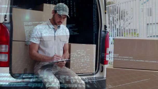 一个白种人送货员坐在面包车的后面 同时在剪贴板上写作的特写镜头 程序代码的数字动画在前台运行 — 图库视频影像