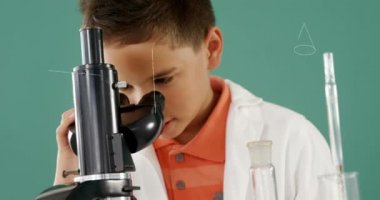 Bir mikroskop ve denklemler ön planda 4k çalışan bakarak kafkas bir çocuğun dijital kompozit