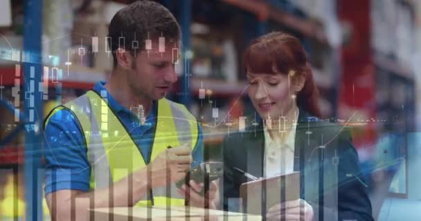Gros plan d'un travailleur masculin caucasien et de son gestionnaire féminin caucasien discutant tout en prenant des notes. Tous les deux regardent la caméra et sourient. Animation numérique de graphiques et de statistiques sont en cours d'exécution au premier plan 4k 