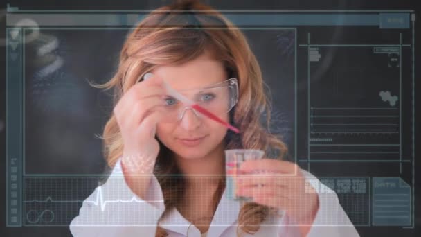 Digitale Samenstelling Van Een Vrouwelijke Kaukasische Wetenschapper Mengen Chemicaliën Een — Stockvideo