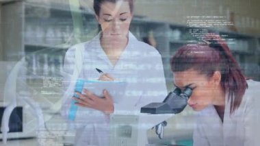 Bir laboratuvarda iki beyaz dişinin dijital bileşimi ve DNA sarsıcı ve arayüz kodlarıyla ön planda. Bilim adamlarından biri not yazarken diğeri mikroskoba bakıyor.