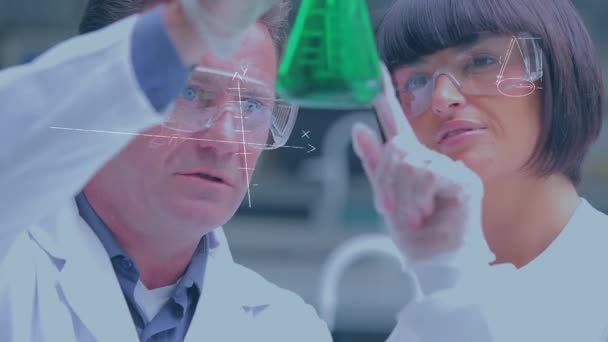 Digitales Komposit Zweier Kaukasischer Wissenschaftlerinnen Und Wissenschaftler Die Eine Chemikalie — Stockvideo