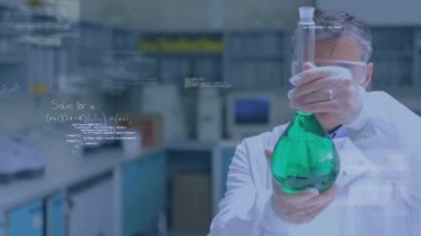 Bir kimyasal ve grafik ve denklemlerle dolu bir ön plan üzerinde eğitim alan beyaz bir erkek bilim adamının dijital bileşimi