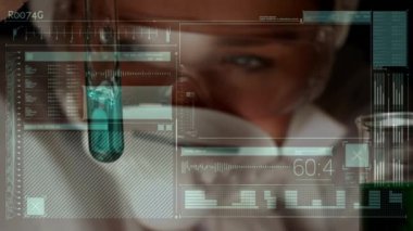 Kimyasalları karıştıran bir bilim adamının dijital bileşimi ve ön planda istatistik ve kodlarla dolu bir ekran