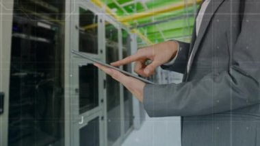 Bir ofis koridorunda ve ızgara çizgileri ve ikili kodlarla dolu bir ön planda tablette tarama bir işadamı dijital kompozit