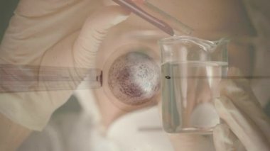 Kimyasal ve bir zarı delip çıkan bir şırınga yı karıştıran bir bilim adamının dijital bileşimi