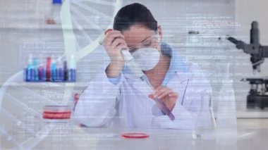 Bir bilim adamının kimyasalları şırınga ve Dna sarlisiyle karıştıran ve arayüz kodlarıyla dolu bir ön planla dijital kompoziti