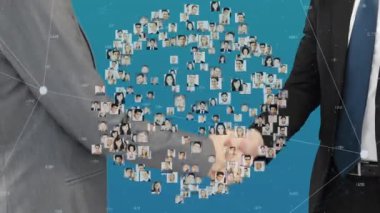 Profil resimlerinden oluşan iş adamları ve dünya arasındaki el sıkışmanın dijital bileşimi