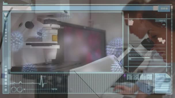 数字合成两个白种人科学家在实验室和前景与屏幕充满了统计 一位科学家正在看显微镜 而另一位科学家在电脑上 — 图库视频影像