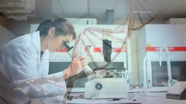 Bir mikroskopve ön planda kodları ile bir DNA iplikçik bakarak kadın Kafkas bilim adamı dijital kompozit