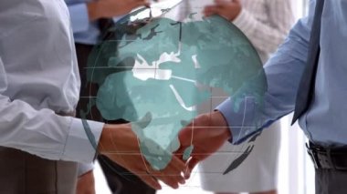 Dünya ön planda dönerken iş adamlarının el sıkıştıklarının dijital bileşimi. Diğer iş adamları arka planda görülebilir
