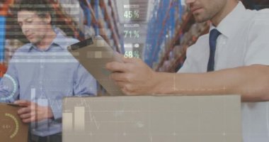 Bir dağıtım deposunda panoya yazan iki Kafkas işçinin yakını. Grafik ve istatistiklerin dijital animasyonu ön planda 4k görülür