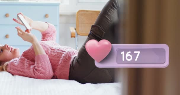 그녀의 전화에 입력하는 다리와 침대에 여성의 디지털 합성과 카운트 애니메이션은 — 비디오