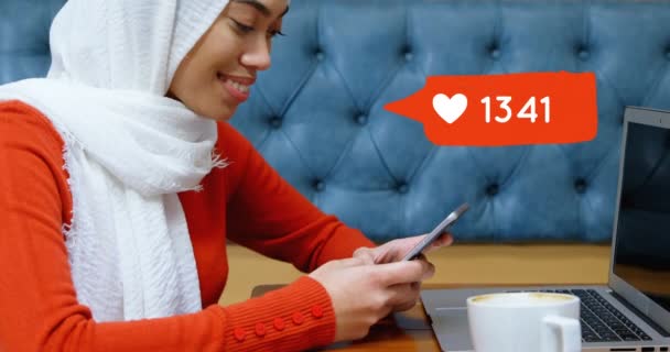 Composto Digital Mulher Raça Mista Com Hijab Digitando Seu Telefone — Vídeo de Stock