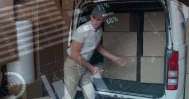 Bir minibüste beyaz teslimatçı yükleme kutuları dijital kompozit duraklar ve kamera gülümsüyor grafik ve istatistik animasyon ön planda 4k hareket ederken