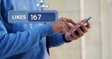 Telefonunu kontrol etmek için bir adamın yakını. Telefonunun yanında, 4k yukarı uçan simgeleri ile benzer bir sayma çubuğunun dijital animasyonu var.