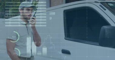 Radyoda konuşurken minibüsüne adım atan beyaz bir teslimatçının yakını. Grafik ve istatistiklerin dijital animasyonön planda 4k çalışıyor