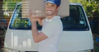 Omzunda bir paket taşırken bir teslimat minibüsünün önünden geçen beyaz bir işçinin yakını. 4k