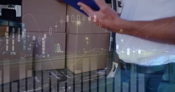 Gros plan d'un livreur caucasien écrivant sur un plateau derrière un fourgon rempli de colis. Animation numérique de graphiques et de statistiques est vu en cours d'exécution au premier plan 4k 