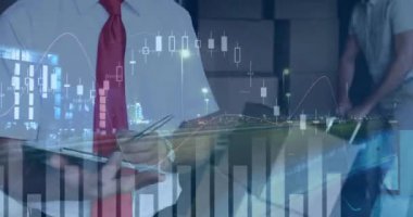 Bir işçi arkasında bir minibüse paketleri yüklerken gülümseyen bir Kafkas yöneticisi yakın. Grafik ve istatistiklerin dijital animasyonön planda 4k çalışan görülür