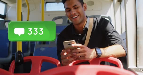 Vista Frontal Homem Caucasiano Andando Ônibus Sorri Enquanto Verifica Telefone — Vídeo de Stock