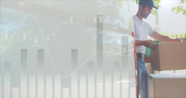 Bir erkek Beyaz işçinin bir teslimat minibüsünün arkasından bir tramvayda paket taşıması. Grafik ve istatistiklerin dijital animasyonön planda 4k çalışan görülür