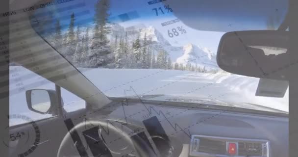 雪道を走行中に車の中に座るアニメーション デジタルアニメーショングラフと統計情報は フォアグラウンド4Kで実行されているのが見られます — ストック動画