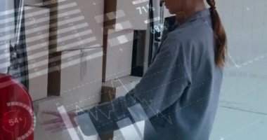 Bir minibüsün arka sındaki paketleri kontrol ederken telefonda konuşan beyaz bir kadın işçinin yakını. Grafik ve istatistiklerin dijital animasyonön planda 4k çalışıyor