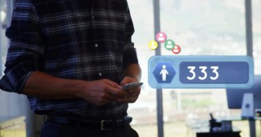 Ofiste mesaj alan beyaz bir çalışanın yakını. Onun yanında takipçileri 4k uçan takipçi simgeleri ile bar saymak bir dijital animasyon