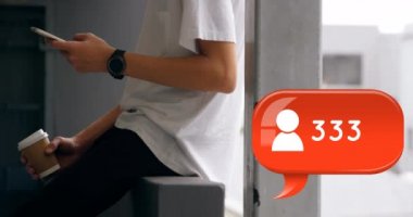 Bir verandanın kenarında oturup mesaj atarken bir fincan kahve tutan bir gencin yakın. Onun yanında sayısı 4k artan bir takipçisi simgesi ile bir mesaj balonu dijital animasyon