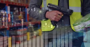 Barkodları tarayan beyaz bir işçinin yakın ıstıramı. Grafik ve istatistiklerin dijital animasyonön planda 4k çalışıyor