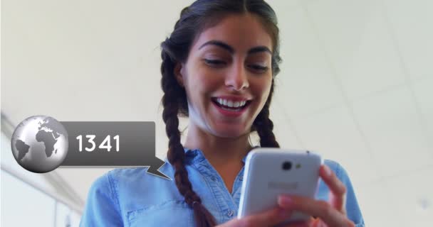 特写一个白种人女人在手机打字时微笑的低角度 在前景的她旁边是一个消息气泡的数字动画 通知图标在计数 中增加 — 图库视频影像