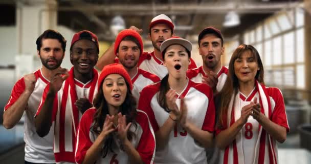 Vista Frontal Grupo Aficionados Deporte Con Camisetas Rojas Blancas Animando — Vídeo de stock