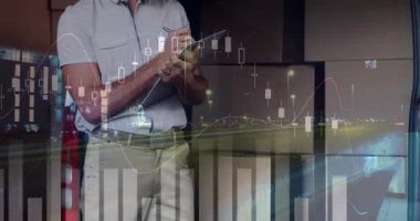 Panoya yazan bir minibüsün arkasındaki bir teslimatçının ön görünümü. Grafik ve istatistiklerin dijital animasyonön planda 4k çalışan görülür