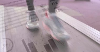 Ön planda çalışan grafikler ve istatistiklerin dijital animasyonu ile koşu bandında çalışan ayakların yakın çekimi 4k